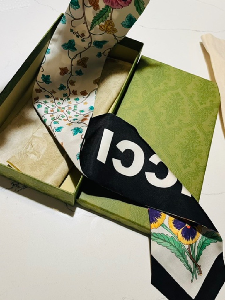 Rare Gorgeous Authentic Gucci Flora Print Silk Neck Bow Scarf/Bandeau